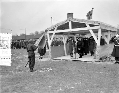 In Den Haag krijgt het Regiment Van Heutsz door koningin Juliana een eigen regim, Bestanddeelnr 906-9899
