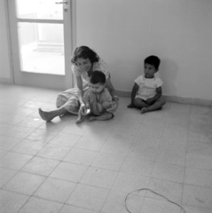In een nieuwbouwwijk in Dimona Een vrouw met twee jonge kinderen, Bestanddeelnr 255-3570