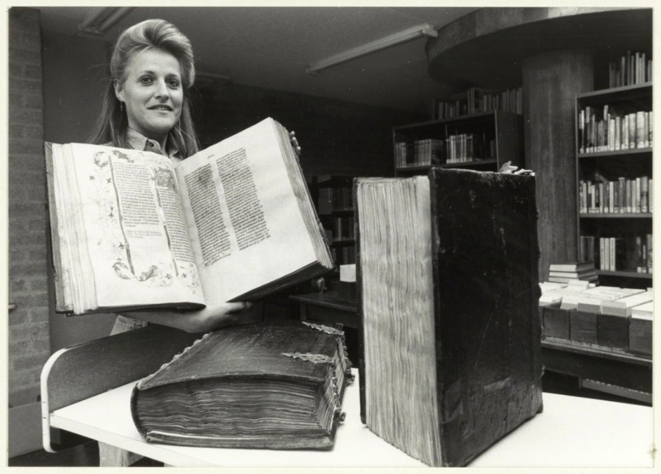 In de Stadsbibliotheek toont Marja Koopman drie banden uit de verzameling bestemd voor een tentoonstelling van middeleeuwse miniaturen uit de Noordelijke Nederlanden. NL-HlmNHA 54023530