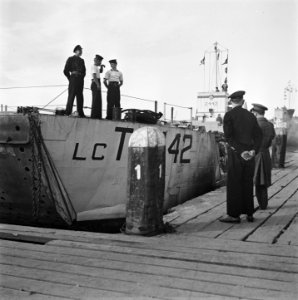 In Den Helder worden de ontwapende Duitse soldaten in LCT boten ingescheept voor, Bestanddeelnr 900-3333