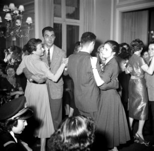 In de salons van de grote modehuizen dansen de meisjes met hun gasten, Bestanddeelnr 254-0148