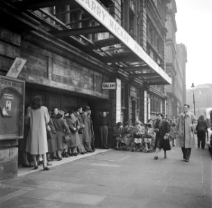 In de rij voor het Princes Theatre met een voorstelling van The Dubarry, Bestanddeelnr 254-1972