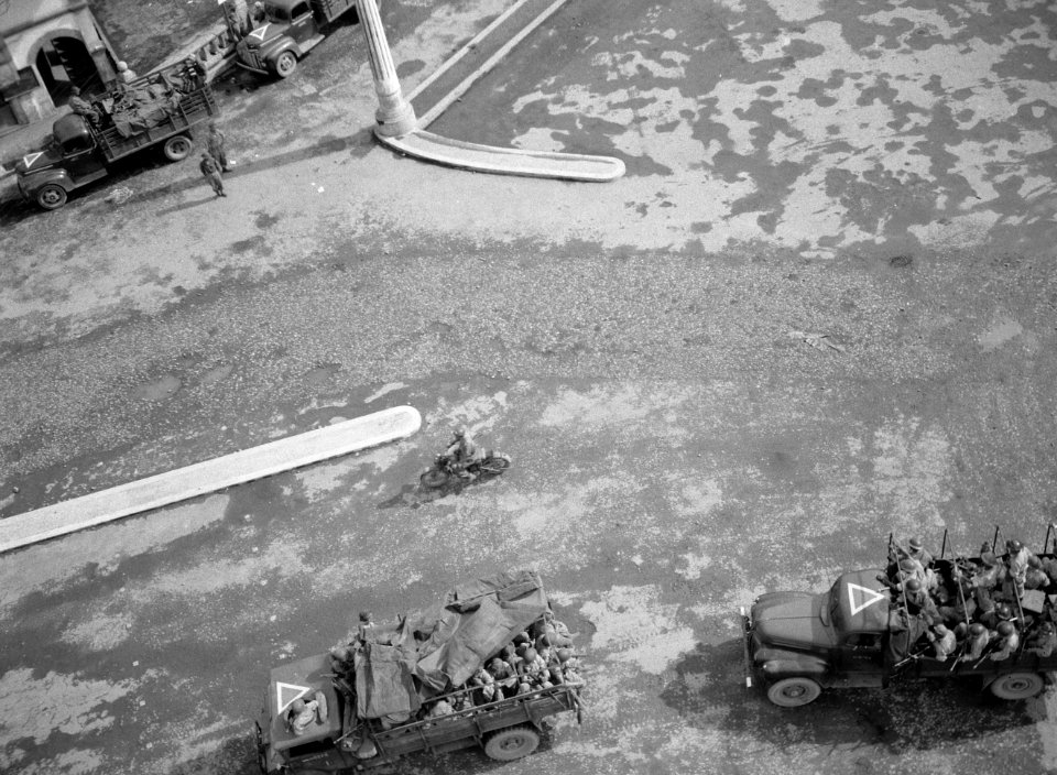 In de vroege ochtend van de 22e december 1948 trokken Nederlandse militairen lan, Bestanddeelnr 15051