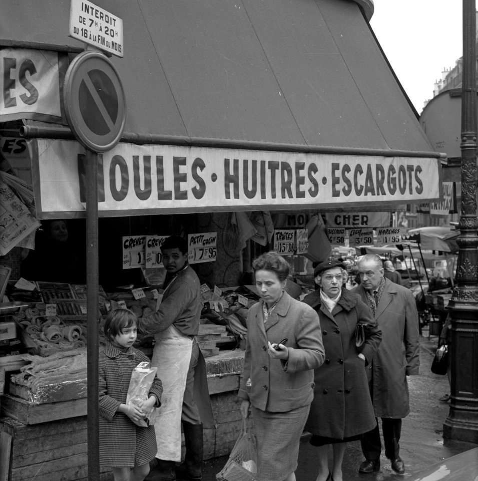 In de Rue Lepic (Montmartre) worden mosselen, oesters en slakken verkocht, Bestanddeelnr 254-0392