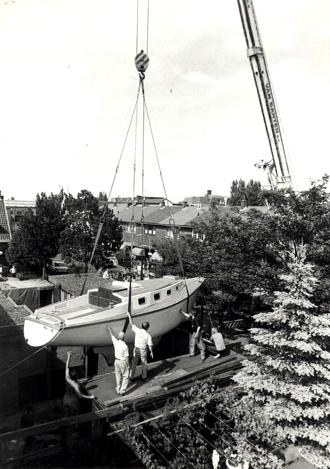 In de Vredenrijkstraat in de tuin van Nico Zuidam gebouwde boot, 4 ton zwaar, naam My Way. Bouwtijd 3,5 jaar. Aangekocht in 1989 van United Photos de Boer bv. - Negatiefnummer 30766 k 6 a. - Gepublice