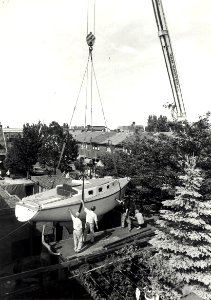 In de Vredenrijkstraat in de tuin van Nico Zuidam gebouwde boot, 4 ton zwaar, naam My Way. Bouwtijd 3,5 jaar. Aangekocht in 1989 van United Photos de Boer bv. - Negatiefnummer 30766 k 6 a. - Gepublice