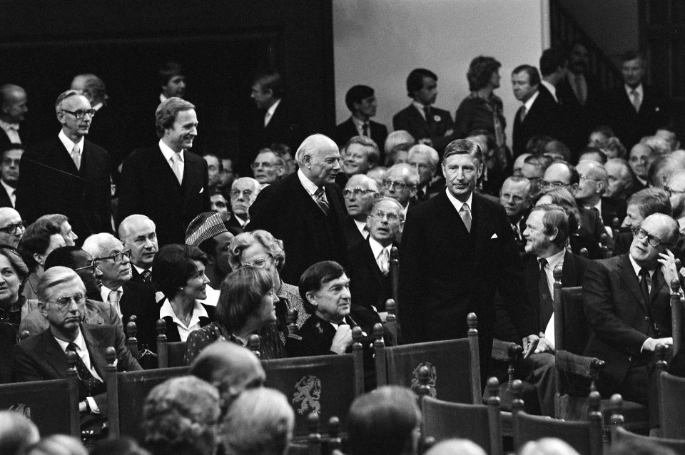 In de Ridderzaal van links naar rechts minister Van der Stoel, viceministers-pre, Bestanddeelnr 931-6834