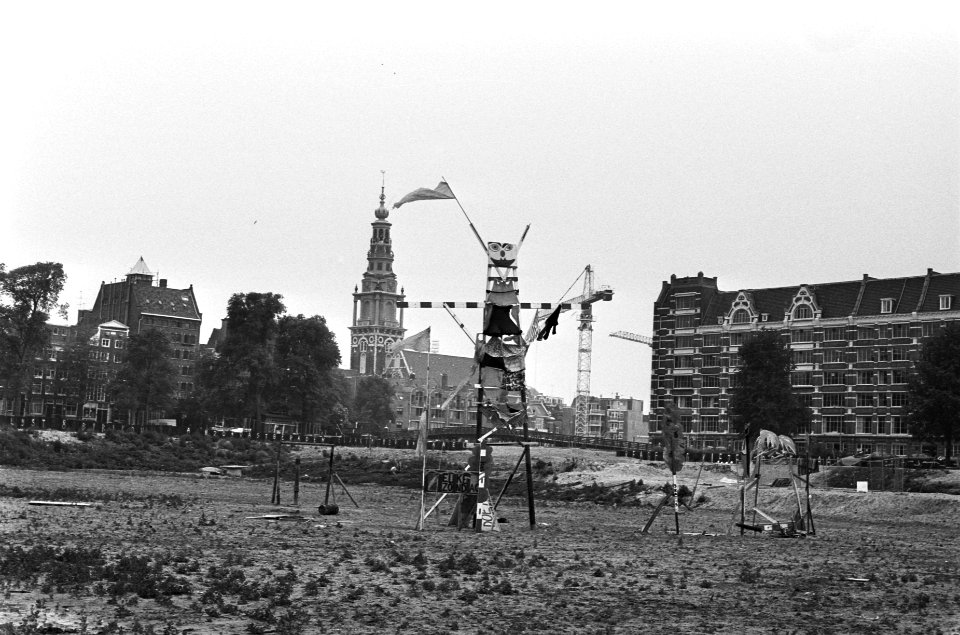 In bouwput Stopera op Waterlooplein te Amsterdam, houten poppen, Bestanddeelnr 932-2206