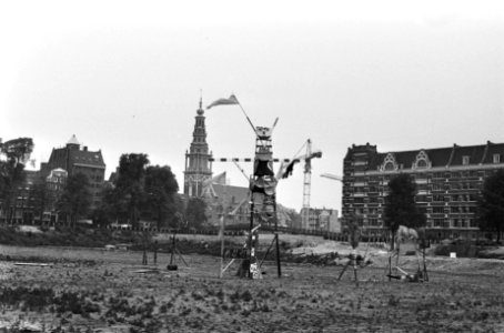 In bouwput Stopera op Waterlooplein te Amsterdam, houten poppen, Bestanddeelnr 932-2206
