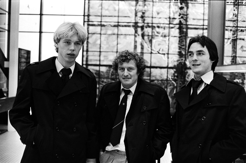 In de vertrekhal de spelers vlnr Petur Petursson, Wim Jansen en Jan Peters, Bestanddeelnr 930-5590