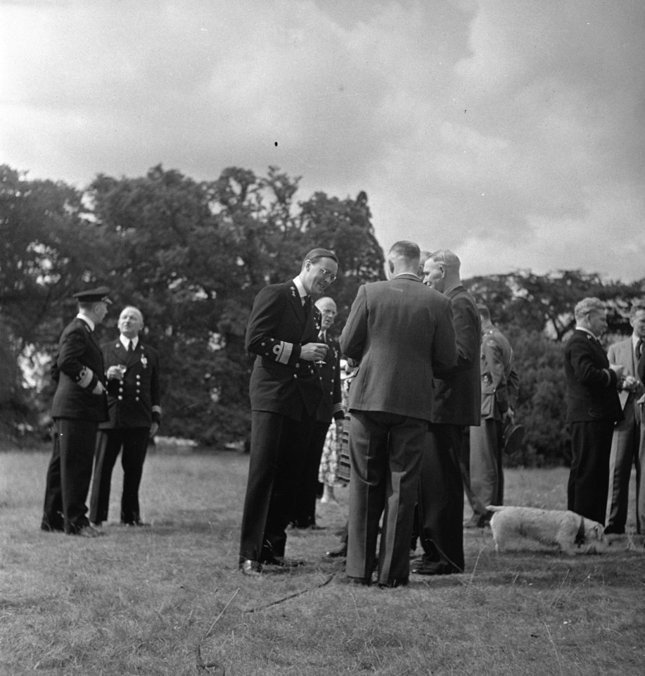 In de tuin van Stubbings House. Prins Bernhard in gesprek met gedecoreerden, Bestanddeelnr 935-2657