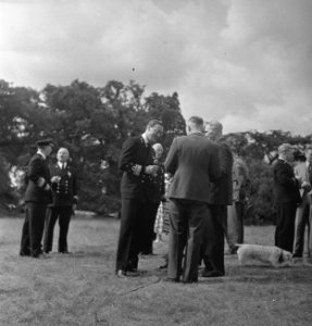 In de tuin van Stubbings House. Prins Bernhard in gesprek met gedecoreerden, Bestanddeelnr 935-2657