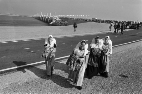 In gebruikstelling Oosterscheldedam in aanwezigheid vele gasten, waarmee Deltawe, Bestanddeelnr 933-7798