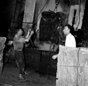 In een ruimte van de kurkfabriek wordt de kurkschors na het koken gestapeld, Bestanddeelnr 254-0694