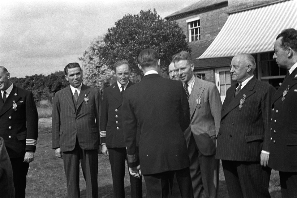 In de tuin van Stubbings House. Prins Bernhard in gesprek met enkele gedecoreer, Bestanddeelnr 935-2662