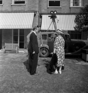 In de tuin van Stubbings House. Koningin Wilhelmina in gesprek met gedecoreerde, Bestanddeelnr 935-2655