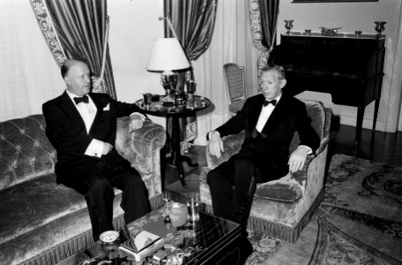 In Franse ambassade in Den Haag diner aangeboden links Coure de Muville , rechts, Bestanddeelnr 915-6640