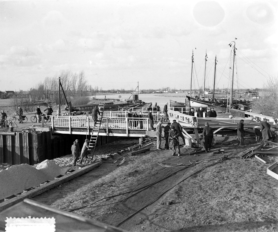 In elkaar gezakte brug bij Nederhorst den Berg, Bestanddeelnr 906-3207