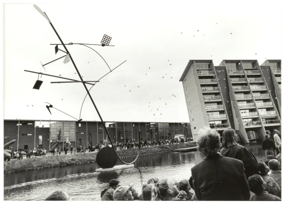 In gebruikneming kunstwerk de Vishaak van Auke de Vries in tegenwoordigheid van leerlingen van de basisschool Zuiderpolder. Rechts het karakteristieke scheve flatgebouw aan de Solidarno, NL-HlmNHA 54035122