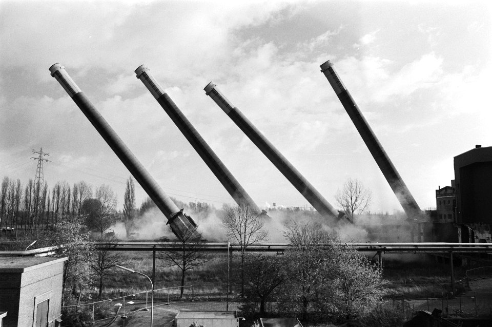 In Dordrecht zijn vier 94 meter hoge schoorstenen van de oude Dordtse elektricit, Bestanddeelnr 933-1604