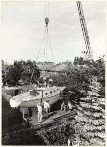 In de tuin gebouwde boot in de Vredenrijkstraat wordt opgehesen. NL-HlmNHA 54023560