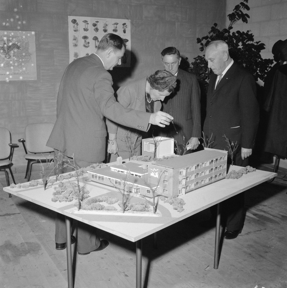 In Driebergen is koningin Juliana aanwezig bij de viering van het derde lustrum , Bestanddeelnr 911-7862