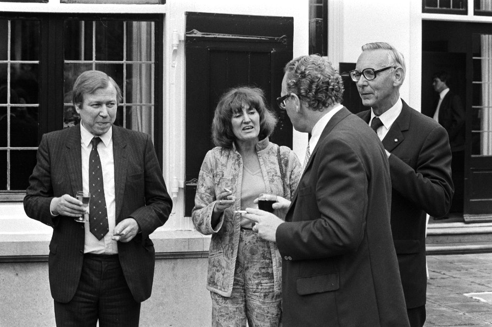 In de tuin van het Catshuis van links naar rechts Marcel van Dam, Hedy d'Ancona, Bestanddeelnr 931-6747