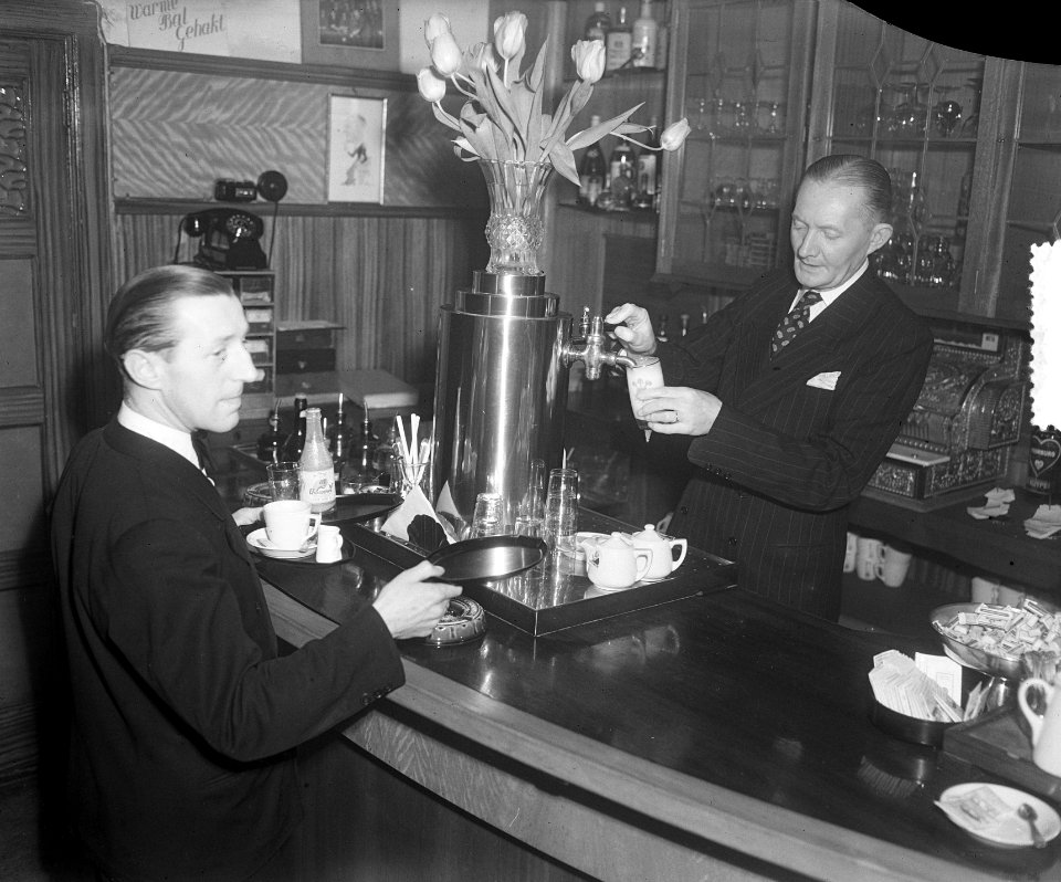 In een café, een biertje wordt getapt, Bestanddeelnr 904-9584