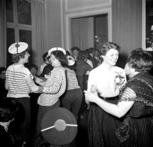 In de salons van de grote modehuizen dansen de meisjes met hun gasten, Bestanddeelnr 254-0150