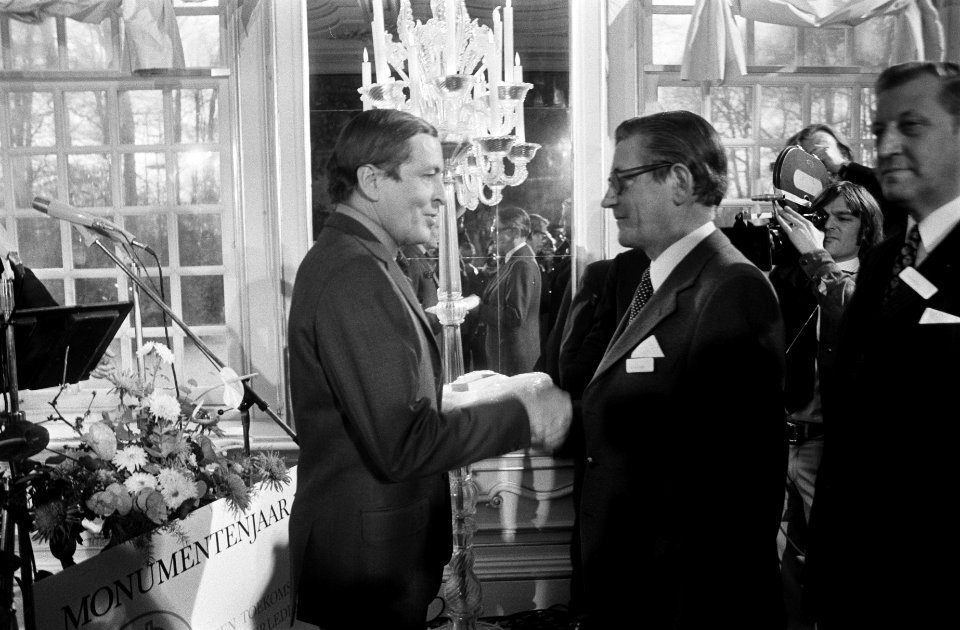 In functie van erevoorzitter Nationaal Comité Monumentenjaar 1975 overhandigde P, Bestanddeelnr 927-6525