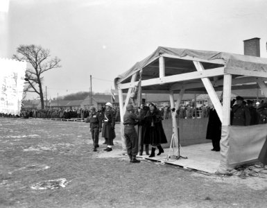 In Den Haag krijgt het Regiment Van Heutsz door koningin Juliana een eigen regim, Bestanddeelnr 906-9898