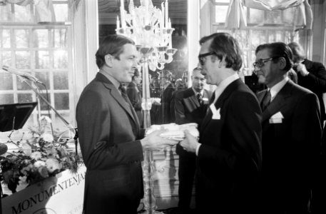 In functie van erevoorzitter Nationaal Comité Monumentenjaar 1975 reikt Prins Cl, Bestanddeelnr 927-6521
