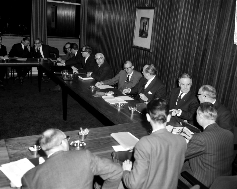 In gebouw van de Directie van de Arbeid te Voorburg overleg tussen regering en h, Bestanddeelnr 915-9839