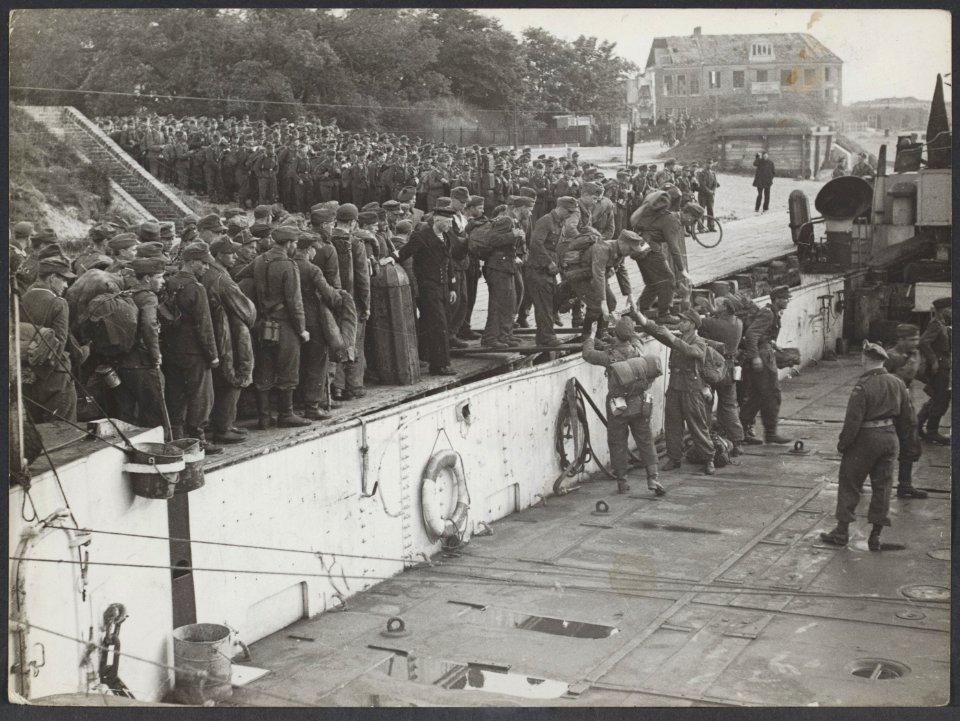 In Den Helder worden de ontwapende Duitse soldaten in landingsvaartuigen ingesc…, Bestanddeelnr 29052 022
