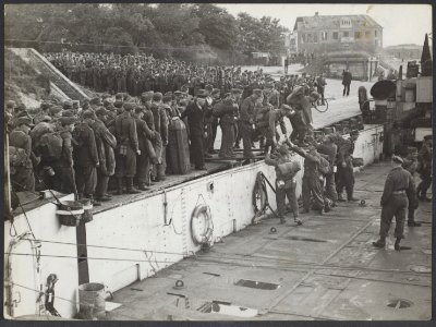 In Den Helder worden de ontwapende Duitse soldaten in landingsvaartuigen ingesc…, Bestanddeelnr 29052 022