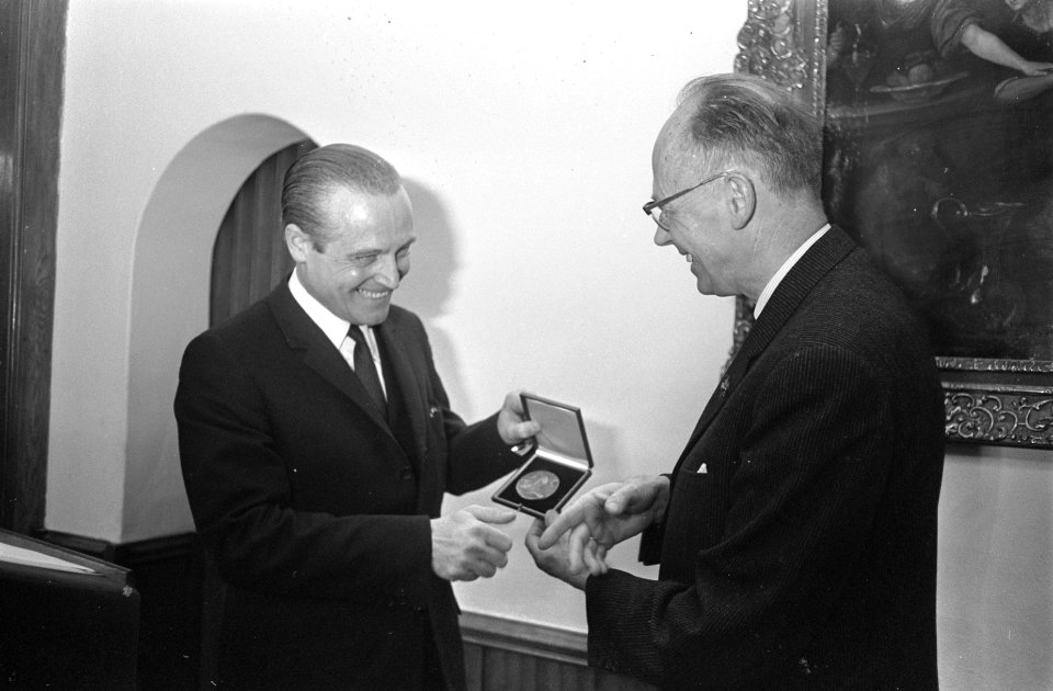 In de Rolzaal in Den Haag werd de Dr. M. van Blankenstein prijs uitgereikt, inge, Bestanddeelnr 920-9220