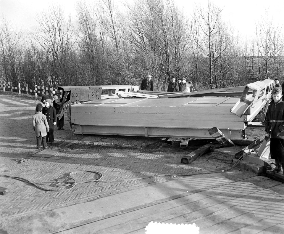In elkaar gezakte brug bij Nederhorst den Berg, Bestanddeelnr 906-3206