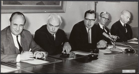 In de SER te Den Haag zijn de debatten over de lonen voortgezet. Minister Andrie, Bestanddeelnr 022-0323