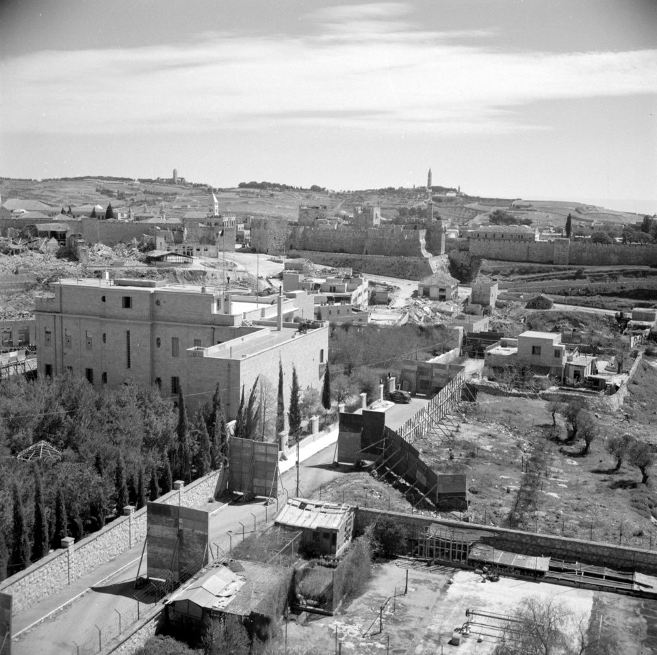 In de straten die van het Israelische deel van Jeruzalem naar de oude stad leide, Bestanddeelnr 255-1611