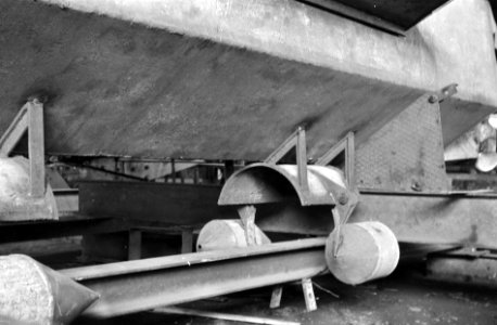 In een staalfabriek in Djocja werkte een ex-Duitse matroos aan een eenmanstorped, Bestanddeelnr 3150