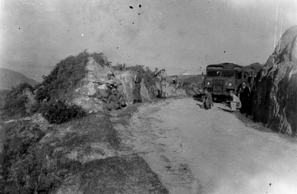 In een bocht van een bergweg hebben Nederlandse miltairen zich achter rotsen i…, Bestanddeelnr 7243
