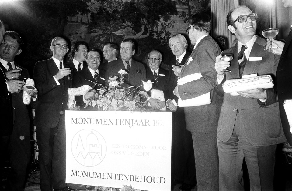 In functie van erevoorzitter Nationaal Comité Monumentenjaar 1975 overhandigde p, Bestanddeelnr 927-6520