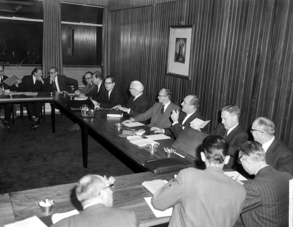 In gebouw van de Directie van de Arbeid te Voorburg overleg tussen regering en h, Bestanddeelnr 915-9835