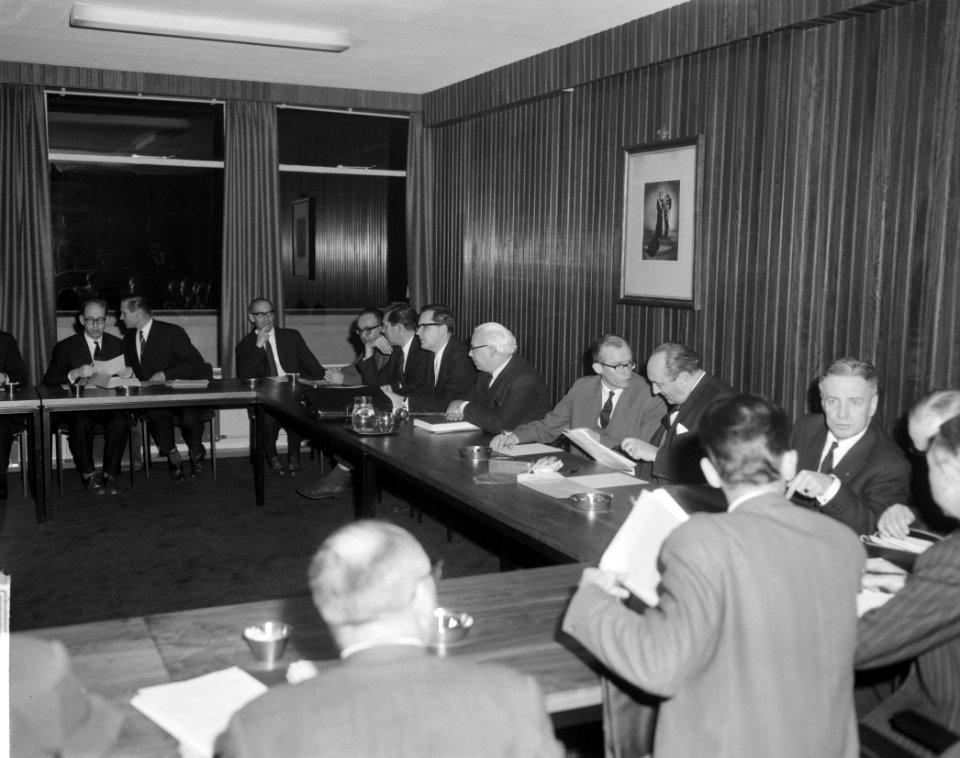In gebouw van de Directie van de Arbeid te Voorburg overleg tussen regering en h, Bestanddeelnr 915-9840