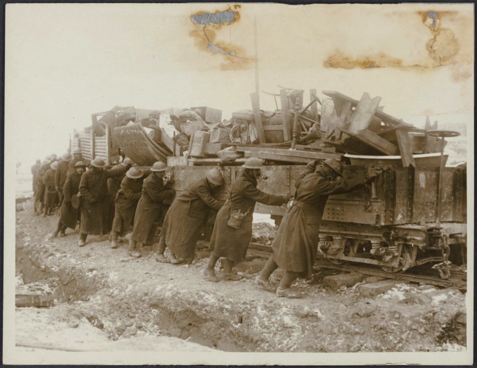 In difficulties on the railroad, Bestanddeelnr 158-1666