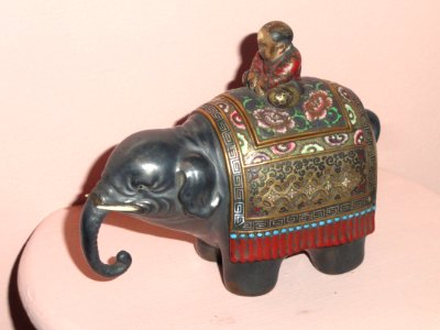 Incense Burner, c. 1740, by Ritsuo, cloisonné enamel, lacquer, and mother of pearl on copper alloy - Japanese Cloisonné Collection - George Walter Vincent Smith Art Museum - DSC03742