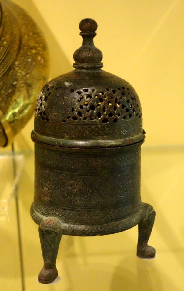 Incense burner, Syria, Damascus, 1264-1279, engraved brass, silver inlay - Royal Ontario Museum - DSC04766
