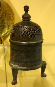 Incense burner, Syria, Damascus, 1264-1279, engraved brass, silver inlay - Royal Ontario Museum - DSC04766