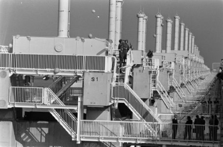 In gebruikstelling Oosterscheldedam in aanwezigheid vele gasten waarmee Deltawer, Bestanddeelnr 933-7802