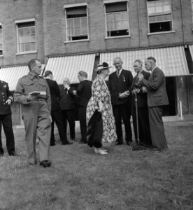 In de tuin van Stubbings House. Koningin Wilhelmina en prins Bernhard spreken m, Bestanddeelnr 935-2653